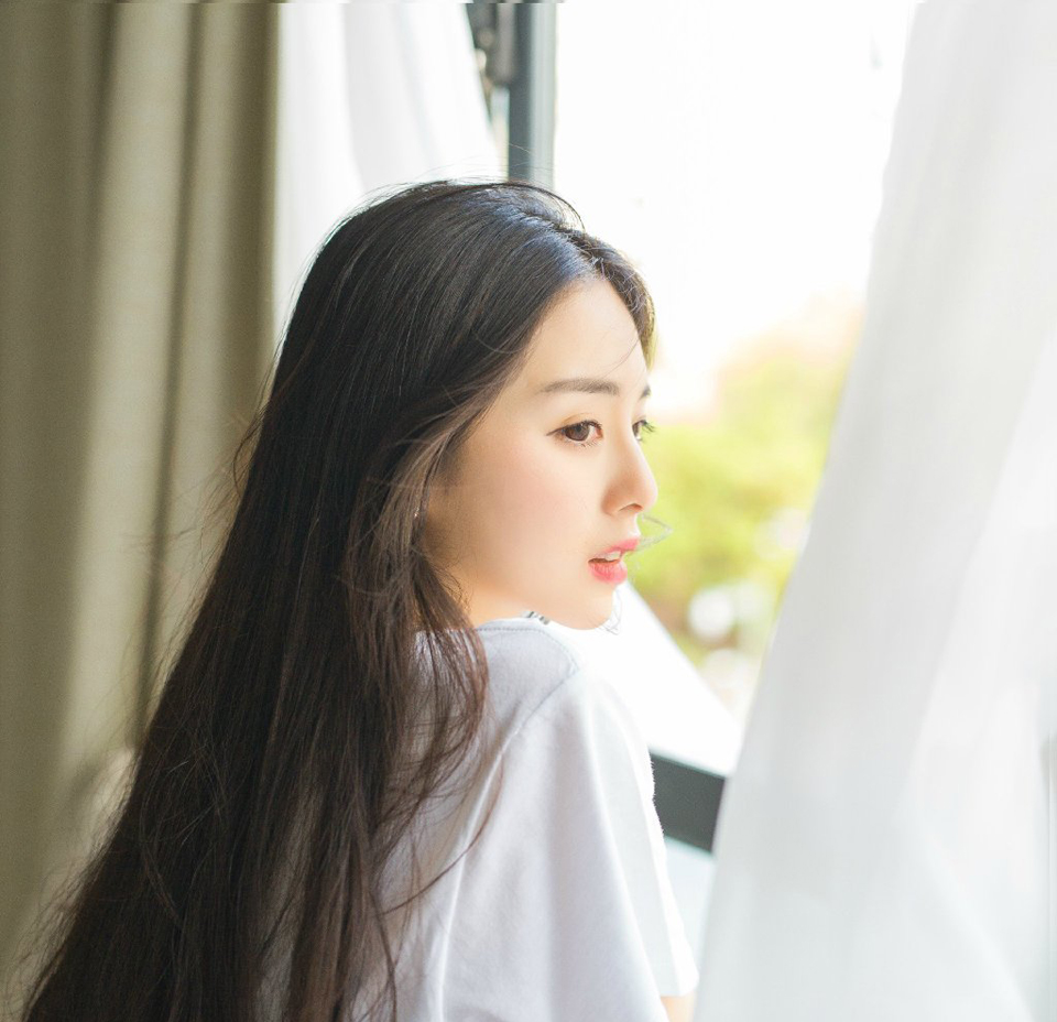 “原来如此，难怪敢硬撼我弩阵，只是不知那滕盾能支撑多久？”魏延闻言点点头，令旗挥动，继续保持着箭簇的射击，同时开始前移，三排人马不断调动着方位，前排的射手将箭匣射空之后，迅速后退，后排射手紧跟着继续射击，形成连绵不断的箭簇压制，而严颜也开始缩小阵型，向这边开来。